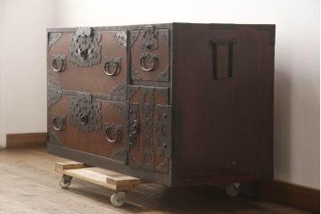 和製アンティーク　明治期　前面欅(ケヤキ)材　金具の立派な佐渡箪笥ローボード(小木箪笥、和たんす、ローチェスト、時代箪笥、収納箪笥、引き出し、アンティーク箪笥)(R-070446)