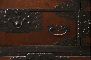 和製アンティーク　明治期　前面欅(ケヤキ)材　金具の立派な佐渡箪笥ローボード(小木箪笥、和たんす、ローチェスト、時代箪笥、収納箪笥、引き出し、アンティーク箪笥)(R-070446)