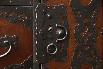 和製アンティーク　明治期　前面欅(ケヤキ)材　金具の立派な佐渡箪笥ローボード(小木箪笥、和たんす、ローチェスト、時代箪笥、収納箪笥、引き出し、アンティーク箪笥)(R-070446)