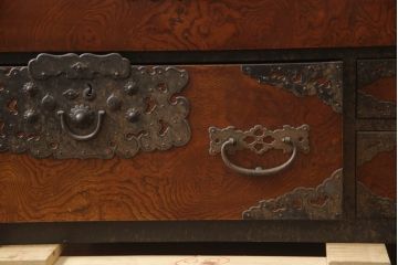 和製アンティーク　明治期　前面欅(ケヤキ)材　金具の立派な佐渡箪笥ローボード(小木箪笥、和たんす、ローチェスト、時代箪笥、収納箪笥、引き出し、アンティーク箪笥)(R-070447)