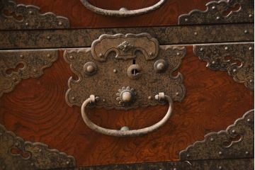 和製アンティーク　明治期　前面欅(ケヤキ)材　金具の立派な佐渡箪笥ローボード(小木箪笥、和たんす、ローチェスト、時代箪笥、収納箪笥、引き出し、アンティーク箪笥)(R-070447)