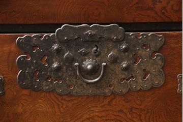 和製アンティーク　明治期　前面欅(ケヤキ)材　金具の立派な佐渡箪笥ローボード(小木箪笥、和たんす、ローチェスト、時代箪笥、収納箪笥、引き出し、アンティーク箪笥)(R-070447)