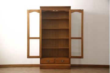 中古　横浜クラシック家具　ダニエル(daniel)　温もりを感じる色合いとクラシカルな佇まいが魅力のブックケース(本箱、収納棚、キャビネット、飾り棚)(R-070448)
