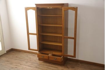 中古　横浜クラシック家具　ダニエル(daniel)　温もりを感じる色合いとクラシカルな佇まいが魅力のブックケース(本箱、収納棚、キャビネット、飾り棚)(R-070448)