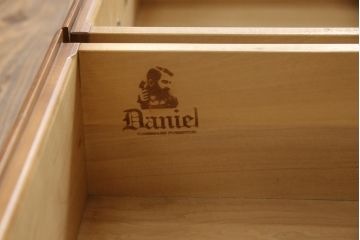 中古　横浜クラシック家具　ダニエル(daniel)　温もりを感じる色合いとクラシカルな佇まいが魅力のブックケース(本箱、収納棚、キャビネット、飾り棚)(R-070448)