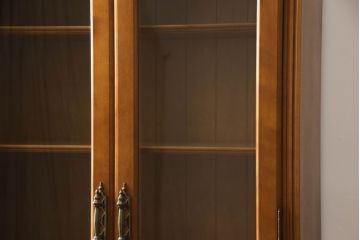 中古　横浜クラシック家具　ダニエル(daniel)　温もりを感じる色合いとクラシカルな佇まいが魅力のブックケース(本箱、収納棚、キャビネット、飾り棚)(R-070448)