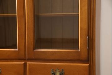 中古　横浜クラシック家具　ダニエル(daniel)　温もりを感じる色合いとクラシカルな佇まいが魅力のブックケース(本箱、収納棚、キャビネット、飾り棚)(R-070448)