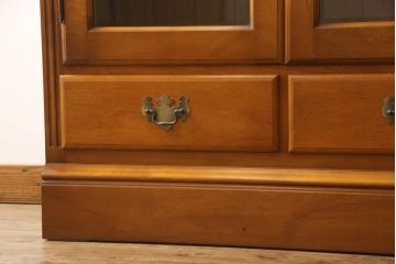 中古　横浜クラシック家具　ダニエル(daniel)　温もりを感じる色合いとクラシカルな佇まいが魅力のブックケース(本箱、収納棚、キャビネット、飾り棚)(R-070448)