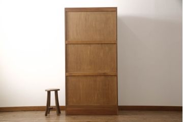 中古　横浜クラシック家具　ダニエル(daniel)　温もりを感じる色合いとクラシカルな佇まいが魅力のブックケース(本箱、収納棚、キャビネット、飾り棚)(R-070448)
