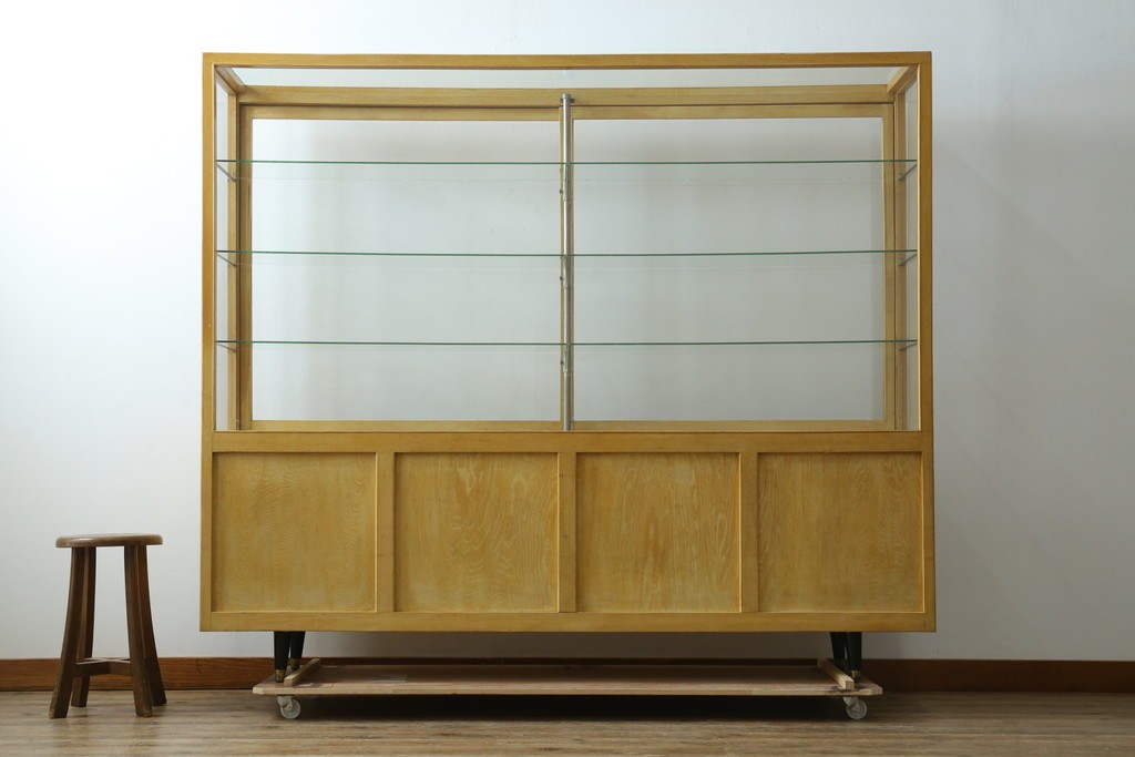 和製ビンテージ　美品　昭和レトロ　ナラ(楢)材の大振りな薄型ガラスケース　(R-070461)