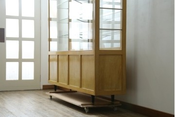 和製ビンテージ　美品　昭和レトロ　ナラ(楢)材の大振りな薄型ガラスケース　(R-070461)