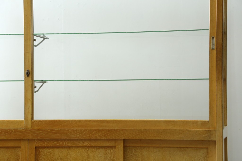 和製ビンテージ　美品　昭和レトロ　ナラ(楢)材の大振りな薄型ガラスケース　(R-070461)