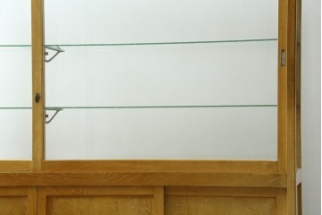 和製ビンテージ　美品　昭和レトロ　ナラ(楢)材の大振りな薄型ガラスケース　(R-070461)