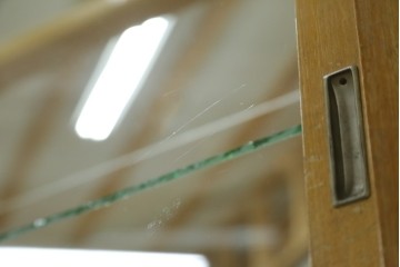 和製ビンテージ　美品　昭和レトロ　ナラ(楢)材の大振りな薄型ガラスケース　(R-070461)