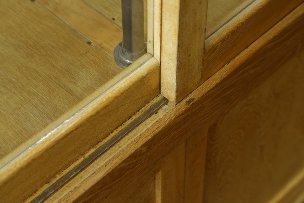 和製ビンテージ　美品　昭和レトロ　ナラ(楢)材の大振りな薄型ガラスケース　(R-070461)