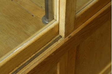 和製ビンテージ　美品　昭和レトロ　ナラ(楢)材の大振りな薄型ガラスケース　(R-070461)