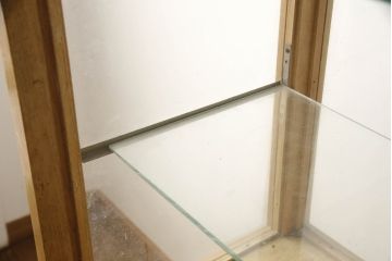 和製ビンテージ　美品　昭和レトロ　ナラ(楢)材の大振りな薄型ガラスケース(Gケース、ショーケース、コレクションケース、キャビネット、飾り棚、陳列棚、店舗什器、ヴィンテージ)(R-070461)