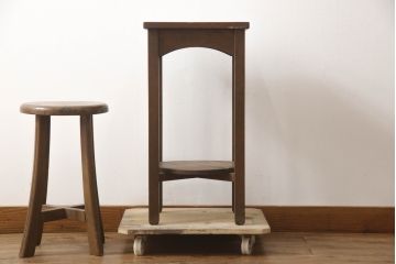 和製アンティーク　シンプルなデザインが使いやすいラワン材のサイドテーブル(飾り台、花台、エンドテーブル、ナイトテーブル)(R-070463)