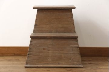 和製アンティーク　古い木味とシンプルなデザインが魅力の踏み台(ステップ、ラダー、飾り台、花台)(R-070464)