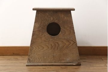 和製アンティーク　古い木味とシンプルなデザインが魅力の踏み台(ステップ、ラダー、飾り台、花台)(R-070464)