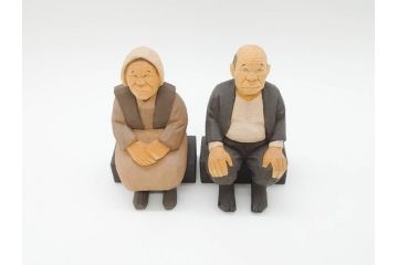 松澤登美雄作　アザレアギャラリー　思い出を切り取った様な温もりを感じる木彫り人形2体(彫刻、オブジェ、置物、夫婦人形、おじいちゃん、おばあちゃん)(R-070474)