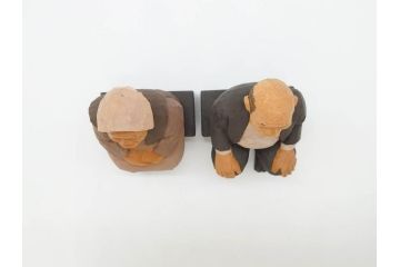 松澤登美雄作　アザレアギャラリー　思い出を切り取った様な温もりを感じる木彫り人形2体(彫刻、オブジェ、置物、夫婦人形、おじいちゃん、おばあちゃん)(R-070474)