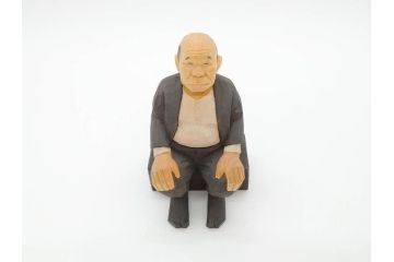 松澤登美雄作　アザレアギャラリー　思い出を切り取った様な温もりを感じる木彫り人形2体(彫刻、オブジェ、置物、夫婦人形、おじいちゃん、おばあちゃん)(R-070474)