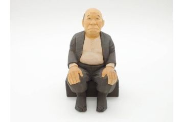松澤登美雄作　アザレアギャラリー　思い出を切り取った様な温もりを感じる木彫り人形2体(彫刻、オブジェ、置物、夫婦人形、おじいちゃん、おばあちゃん)(R-070474)
