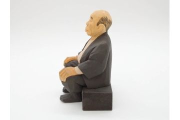 松澤登美雄作　アザレアギャラリー　思い出を切り取った様な温もりを感じる木彫り人形2体(彫刻、オブジェ、置物、夫婦人形、おじいちゃん、おばあちゃん)(R-070474)