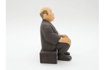 松澤登美雄作　アザレアギャラリー　思い出を切り取った様な温もりを感じる木彫り人形2体(彫刻、オブジェ、置物、夫婦人形、おじいちゃん、おばあちゃん)(R-070474)