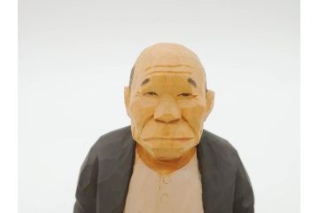 松澤登美雄作　アザレアギャラリー　思い出を切り取った様な温もりを感じる木彫り人形2体(彫刻、オブジェ、置物、夫婦人形、おじいちゃん、おばあちゃん)(R-070474)