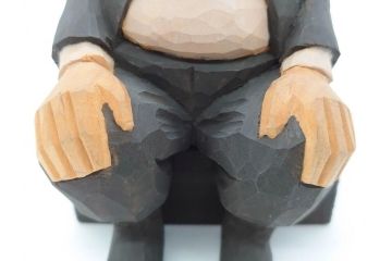 松澤登美雄作　アザレアギャラリー　思い出を切り取った様な温もりを感じる木彫り人形2体(彫刻、オブジェ、置物、夫婦人形、おじいちゃん、おばあちゃん)(R-070474)