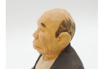 松澤登美雄作　アザレアギャラリー　思い出を切り取った様な温もりを感じる木彫り人形2体(彫刻、オブジェ、置物、夫婦人形、おじいちゃん、おばあちゃん)(R-070474)