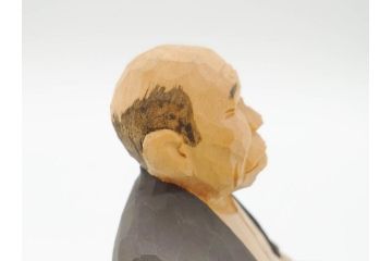松澤登美雄作　アザレアギャラリー　思い出を切り取った様な温もりを感じる木彫り人形2体(彫刻、オブジェ、置物、夫婦人形、おじいちゃん、おばあちゃん)(R-070474)