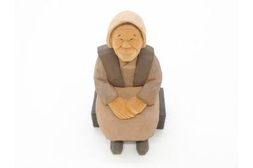 松澤登美雄作　アザレアギャラリー　思い出を切り取った様な温もりを感じる木彫り人形2体(彫刻、オブジェ、置物、夫婦人形、おじいちゃん、おばあちゃん)(R-070474)