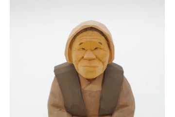 松澤登美雄作　アザレアギャラリー　思い出を切り取った様な温もりを感じる木彫り人形2体(彫刻、オブジェ、置物、夫婦人形、おじいちゃん、おばあちゃん)(R-070474)