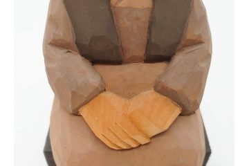 松澤登美雄作　アザレアギャラリー　思い出を切り取った様な温もりを感じる木彫り人形2体(彫刻、オブジェ、置物、夫婦人形、おじいちゃん、おばあちゃん)(R-070474)