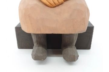 松澤登美雄作　アザレアギャラリー　思い出を切り取った様な温もりを感じる木彫り人形2体(彫刻、オブジェ、置物、夫婦人形、おじいちゃん、おばあちゃん)(R-070474)