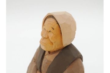 松澤登美雄作　アザレアギャラリー　思い出を切り取った様な温もりを感じる木彫り人形2体(彫刻、オブジェ、置物、夫婦人形、おじいちゃん、おばあちゃん)(R-070474)