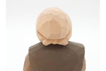 松澤登美雄作　アザレアギャラリー　思い出を切り取った様な温もりを感じる木彫り人形2体(彫刻、オブジェ、置物、夫婦人形、おじいちゃん、おばあちゃん)(R-070474)
