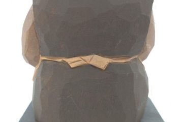 松澤登美雄作　アザレアギャラリー　思い出を切り取った様な温もりを感じる木彫り人形2体(彫刻、オブジェ、置物、夫婦人形、おじいちゃん、おばあちゃん)(R-070474)