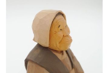 松澤登美雄作　アザレアギャラリー　思い出を切り取った様な温もりを感じる木彫り人形2体(彫刻、オブジェ、置物、夫婦人形、おじいちゃん、おばあちゃん)(R-070474)