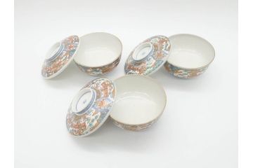 幕末〜明治期　伊万里　金彩　約14cm　4.4寸　華やかな色絵が食卓に彩を与える蓋付き茶碗3客セット(獅子、松竹、和食器、四寸四分)(R-070489)