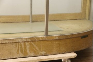 和製アンティーク　上手物!!　作りの良いRガラス入り　レトロな雰囲気漂うショーケース(ガラスケース、コーナーガラスケース、飾り棚、陳列棚、店舗什器、曲げガラス)(R-070517)