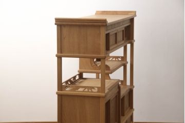中古　未使用　新古品(中古品)　新潟産　職人手造り　総欅(ケヤキ)無垢材　品のある佇まいが素敵な珍しい無塗装品の飾り棚(茶棚、収納棚、戸棚、違い棚)(R-070518)