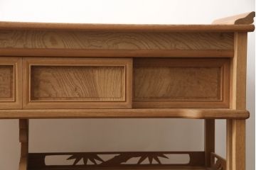 中古　未使用　新古品(中古品)　新潟産　職人手造り　総欅(ケヤキ)無垢材　品のある佇まいが素敵な珍しい無塗装品の飾り棚(茶棚、収納棚、戸棚、違い棚)(R-070518)