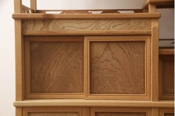 中古　未使用　新古品(中古品)　新潟産　職人手造り　総欅(ケヤキ)無垢材　品のある佇まいが素敵な珍しい無塗装品の飾り棚(茶棚、収納棚、戸棚、違い棚)(R-070518)