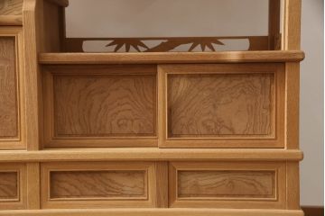中古　未使用　新古品(中古品)　新潟産　職人手造り　総欅(ケヤキ)無垢材　品のある佇まいが素敵な珍しい無塗装品の飾り棚(茶棚、収納棚、戸棚、違い棚)(R-070518)
