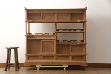 中古　未使用　新古品(中古品)　新潟産　職人手造り　総欅(ケヤキ)無垢材　品のある佇まいが素敵な珍しい無塗装品の飾り棚(茶棚、収納棚、戸棚、違い棚)(R-070519)