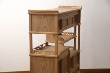 中古　未使用　新古品(中古品)　新潟産　職人手造り　総欅(ケヤキ)無垢材　品のある佇まいが素敵な珍しい無塗装品の飾り棚(茶棚、収納棚、戸棚、違い棚)(R-070519)